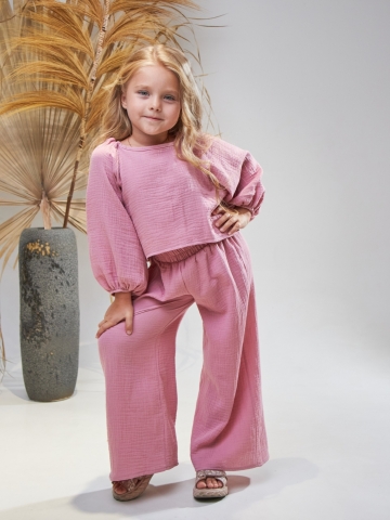 Купить оптом 329-ПУ. Костюм детский Палаццо, пудра, хлопок 100%  муслин, размеры 98,104,110,116 в Каспийске